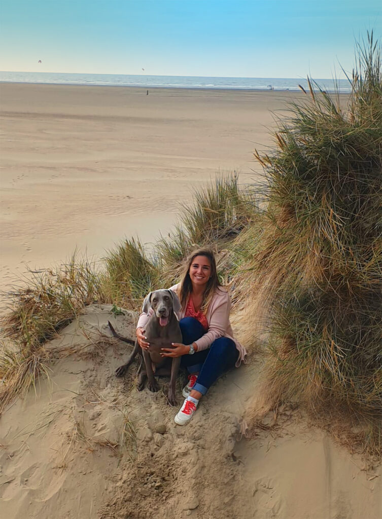 Ilse Kerckhof, dierenarts, foto op strand Ilse Kerckhof, dierenarts, foto op strand